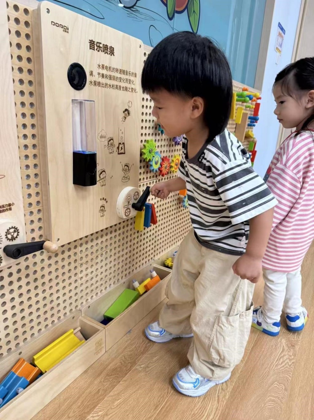 科学教室自由探索，种下好奇的种子