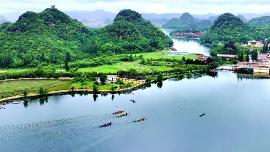龙舟划入山水画卷中。赖春富 摄