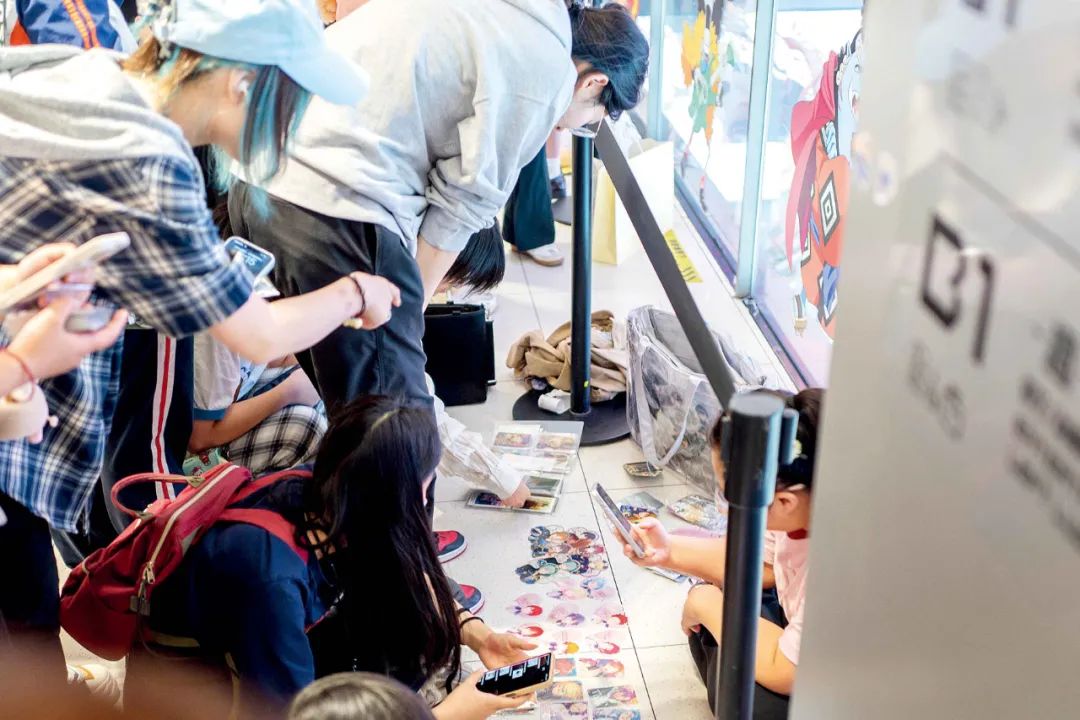 5月24日,上海百联ZX创趣场内,消费者在交易二次元周边。图/视觉中国