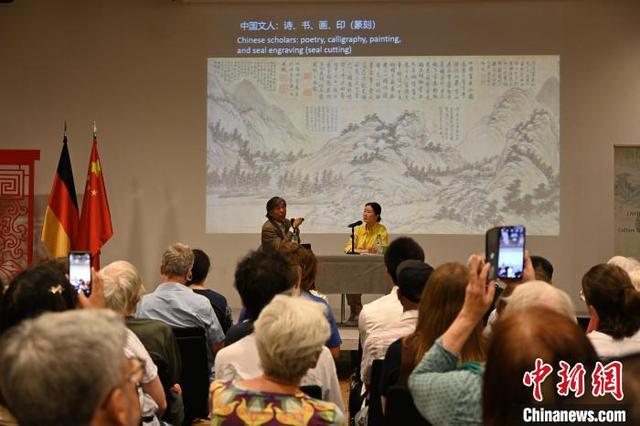 当地时间6月1日，“兰亭·雅集——中国书法展”在柏林中国文化中心开幕。图为《篆刻艺术》讲座现场。柏林中国文化中心 供图