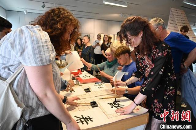 当地时间6月1日，“兰亭·雅集——中国书法展”在柏林中国文化中心开幕。图为观众参与现场互动。柏林中国文化中心 供图