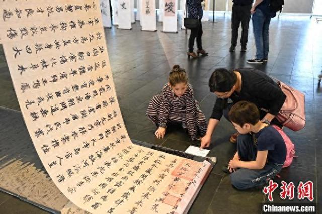 当地时间6月1日，“兰亭·雅集——中国书法展”在柏林中国文化中心开幕。图为观众观看展览。柏林中国文化中心 供图