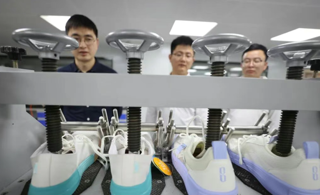 ▲在中国皮革和制鞋工业研究院（晋江）有限公司实验室里，工作人员正在鞋样进行疲劳老化实验。图源：泉州通客户端