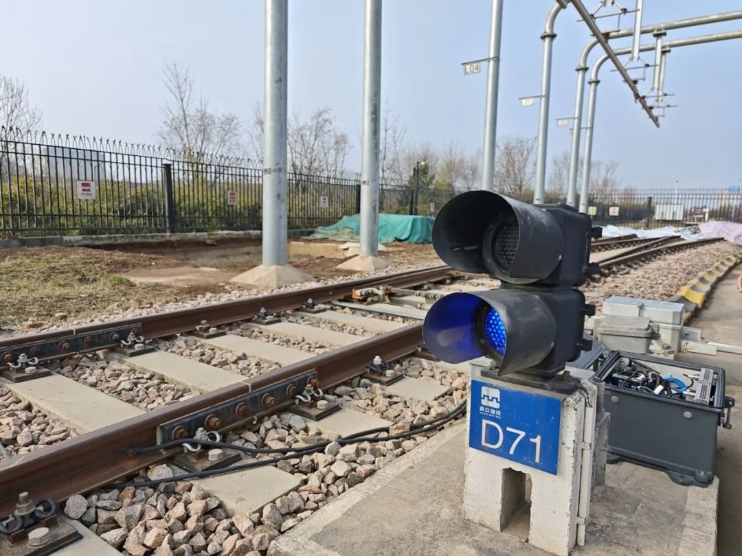 3月6日，在西安地铁航天城车辆段，最新落地的数字化安全管控智能终端正在进行调试。资料图