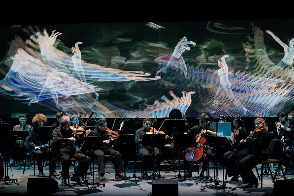 纽约茱莉亚、天津茱莉亚的学生乐团跨洋演出《C音》，还融入了舞蹈表演