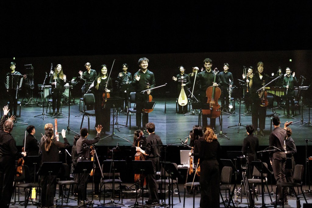 《C音》演出结束后，两校区的学生共同谢幕