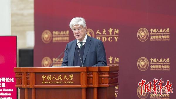 联合国前副秘书长、日内瓦安全政策中心研究员德拉蒙德发言。中青报·中青网见习记者 王梓元/摄