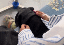 妈妈带着放学的孩子吃完，双双进医院吊水。（图/@一颗小麦）