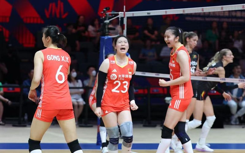 16岁的二传张籽萱（中）首发出场，表现抢眼。新京报记者 王飞 摄