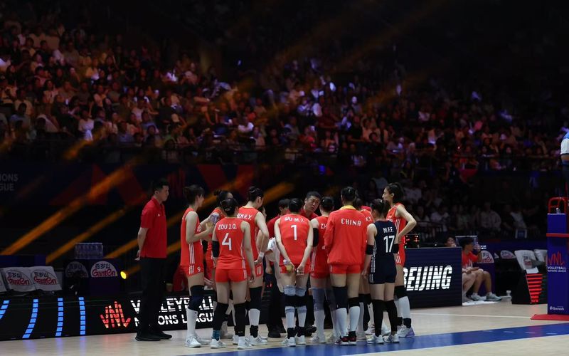 主教练赵勇在布置战术。新京报记者 王飞 摄