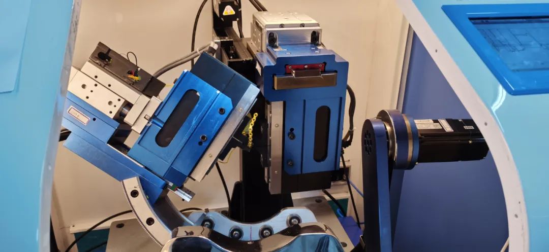 自主研发的专用机械臂。