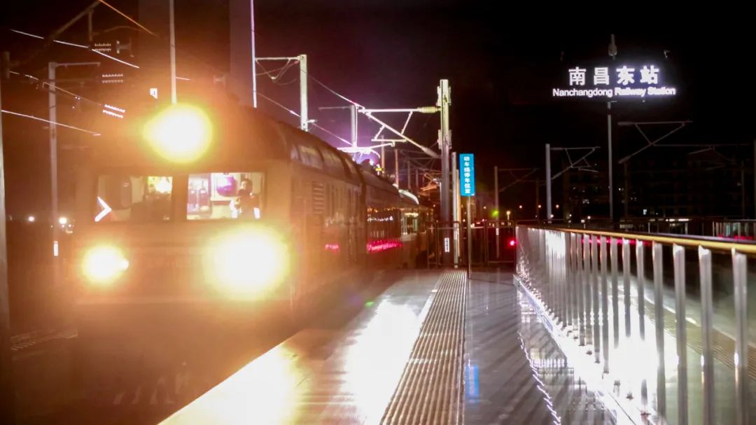 图为试验列车驶出南昌东站。张杰 摄