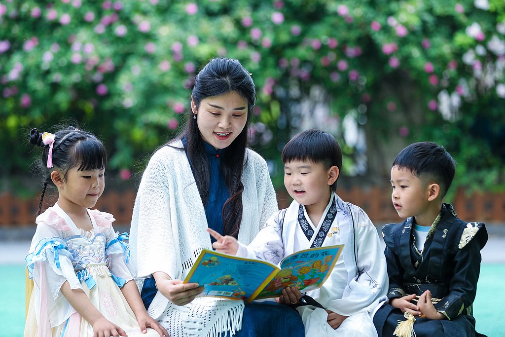 2025年4月23日,江苏省兴化市景范幼儿园校园内,小朋友在老师的指导下