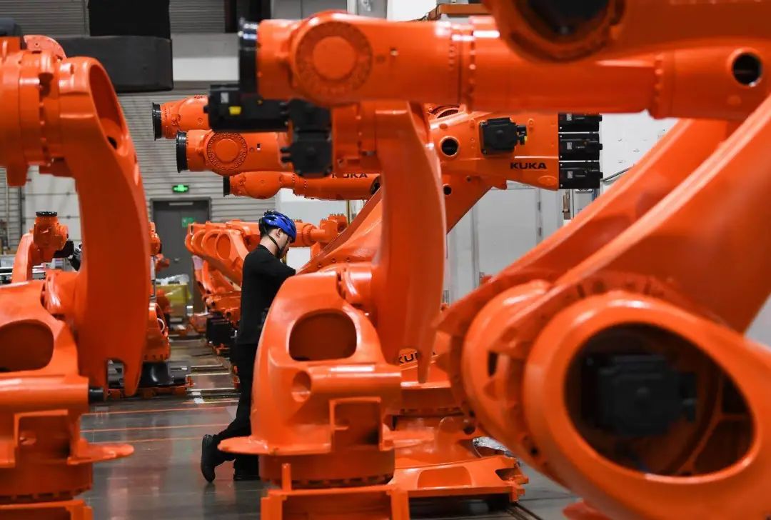 广东佛山市美的库卡智能制造科技园内的工业机器人产线车间。图/新华社
