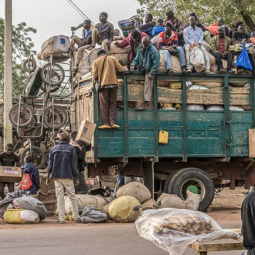 不少非洲国家至今仍政变四起，人口基数虽是上来了，百姓的基本生活却得不到保障，尼日尔难民卡车，图：壹图网