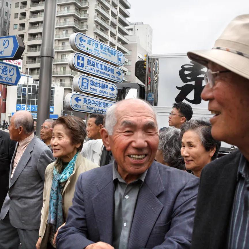 老龄化加剧、人口负增长...日韩两国面临的人口问题已经可以用“危机”一词来形容了。东京街头的老人，图：壹图网