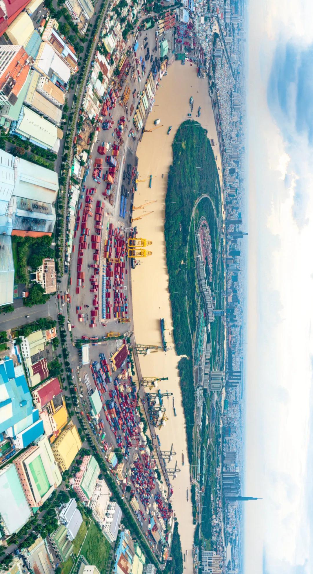 胡志明市的码头因国土狭长、毗邻南海，越南拥有296个海运码头，图：shutterstock