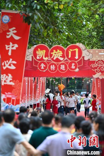 6月7日，考生前往广州天河中学考点。当日，2025年高考大幕开启。中新社记者 陈骥旻 摄