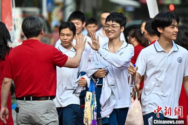 6月7日，考生进入广州天河中学考点。当日，2025年高考大幕开启。中新社记者 陈骥旻 摄