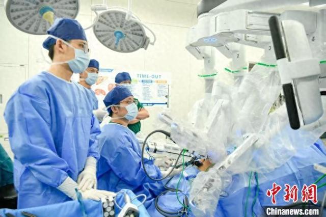 殷晓煜团队正在对患者施行机器人手术。中山大学附属第一医院 供图