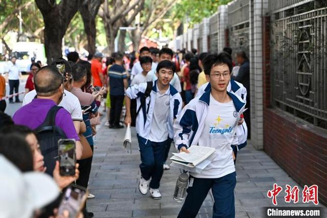 6月7日，考生前往广州天河中学考点。当日，2025年高考大幕开启。中新社记者 陈骥旻 摄