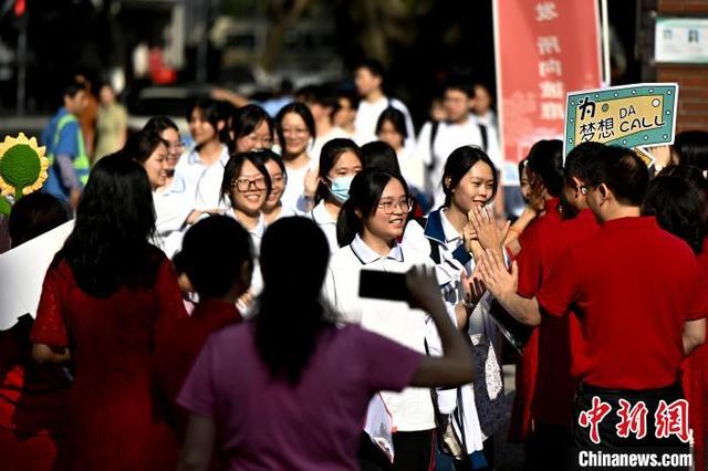 6月7日，考生进入广州天河中学考点。当日，2025年高考大幕开启。中新社记者 陈骥旻 摄