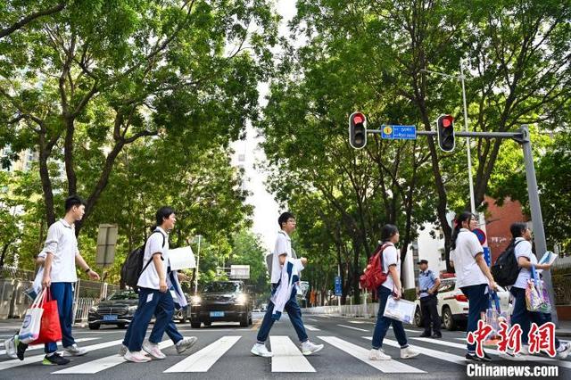 6月7日，考生前往广州天河中学考点。当日，2025年高考大幕开启。中新社记者 陈骥旻 摄