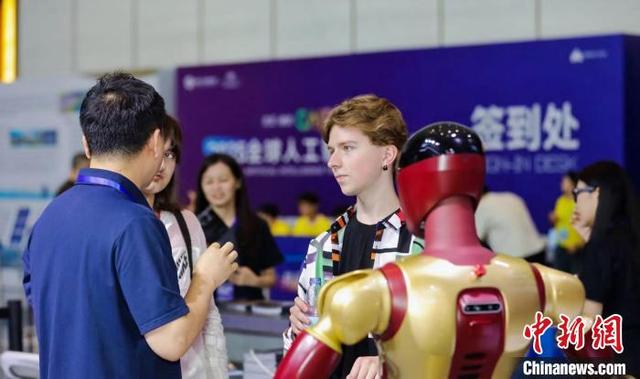 外国嘉宾参观现场互动体验展。 主办方 供图