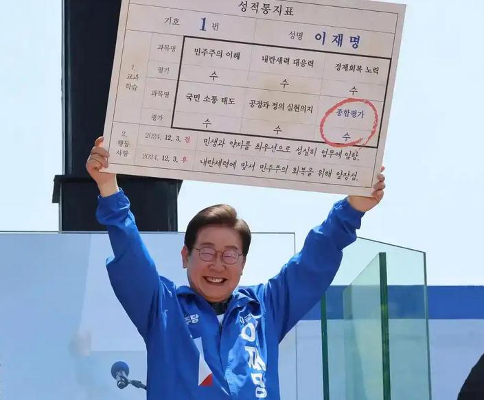 李在明家庭情况：父亲是赌鬼妈妈是保洁，妻子曾是老师儿子没工作