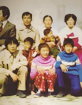 李在明家庭情况：父亲是赌鬼妈妈是保洁，妻子曾是老师儿子没工作
