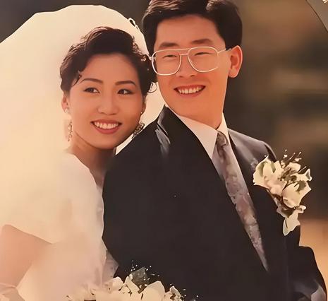 李在明家庭情况：父亲是赌鬼妈妈是保洁，妻子曾是老师儿子没工作