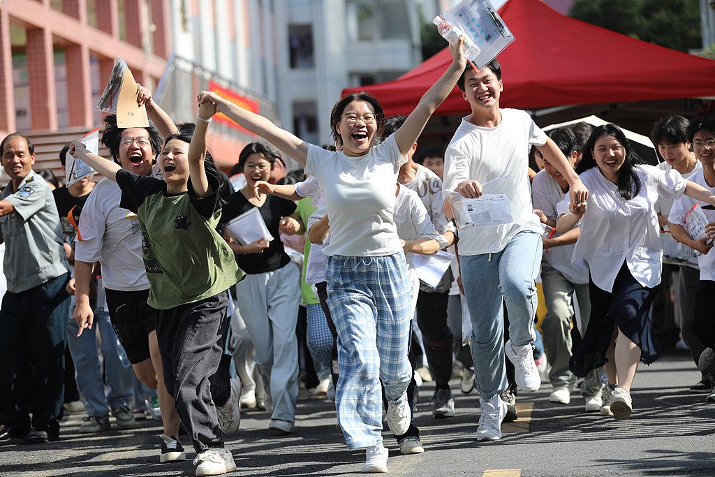 2025年6月9日,湖南永州道县,考生在高考结束后跑出考场