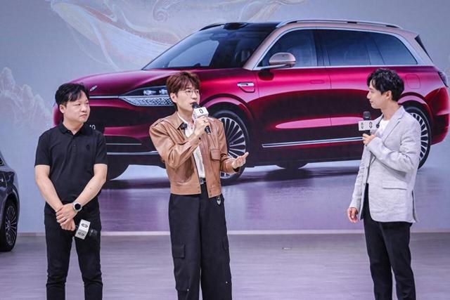 　　一、全系车型场景化亮相，定义新豪华出行范式