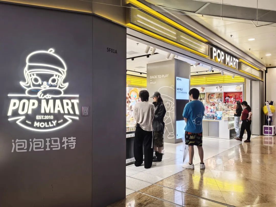 6月9日15点左右，消费者走进泡泡玛特上海一门店 上证报记者 曾庆怡 摄