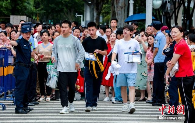 6月7日，湖北武汉，在武汉市第四中学考点，考生进入考场。中新社记者 张畅 摄