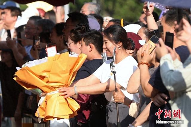 6月9日，家长在中国人民大学附属中学朝阳学校(东校区)考点外迎接考生。当日，北京部分考生高考结束。中新社记者 王紫儒 摄