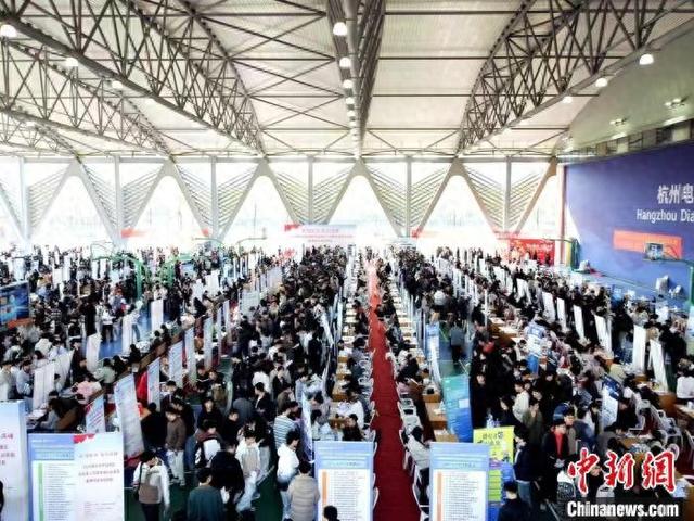 2025年3月，杭州电子科技大学春招现场。(杭州电子科技大学供图)