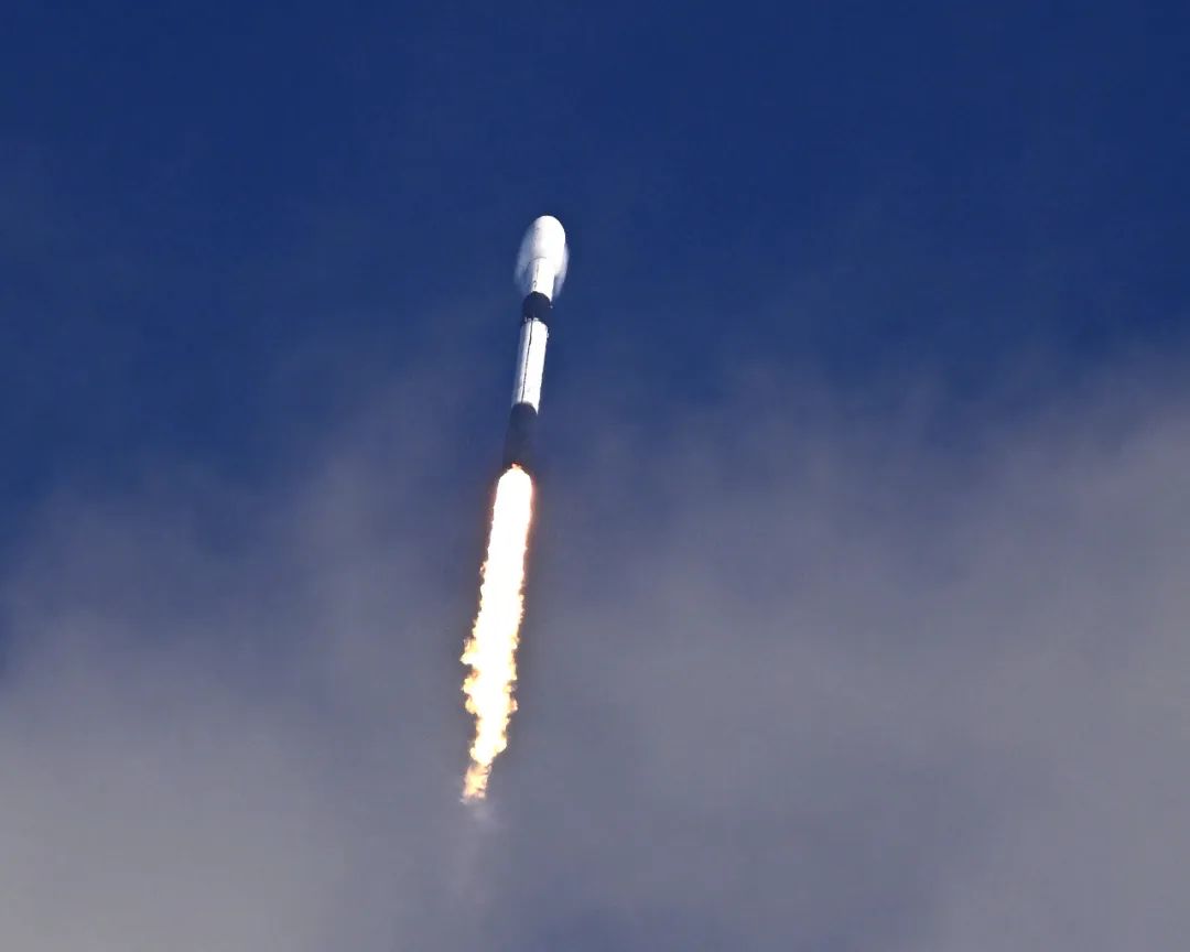 当地时间2025年1月6日，在美国佛罗里达州，SpaceX猎鹰9号火箭成功发射24颗星链卫星。