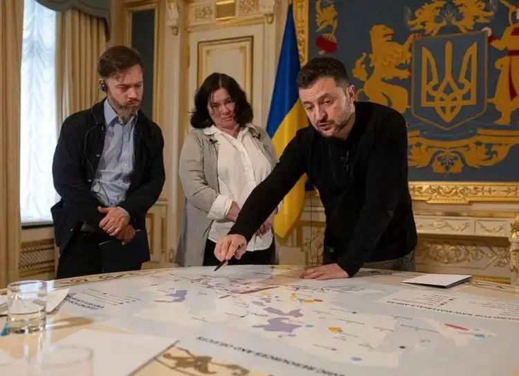 2025年2月，乌克兰总统泽连斯基展示乌矿产资源分布图 图源：外媒