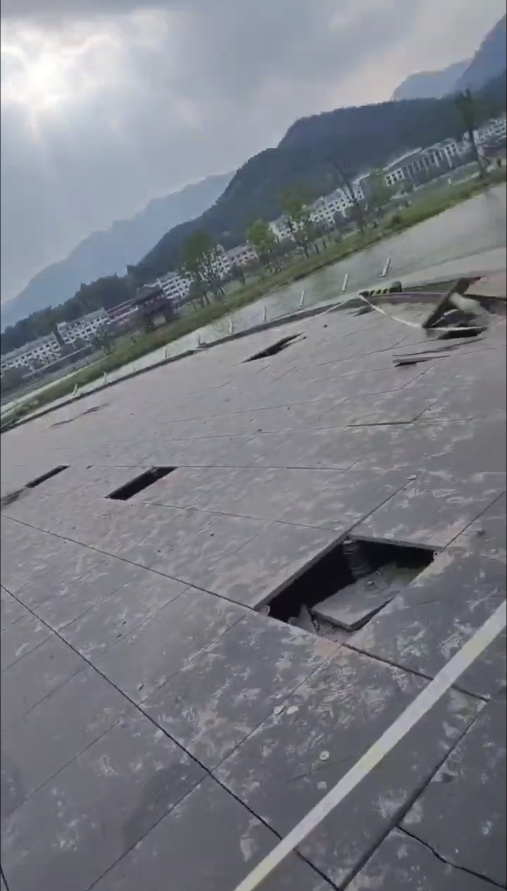 事发次日，水池周围被拉起警戒线