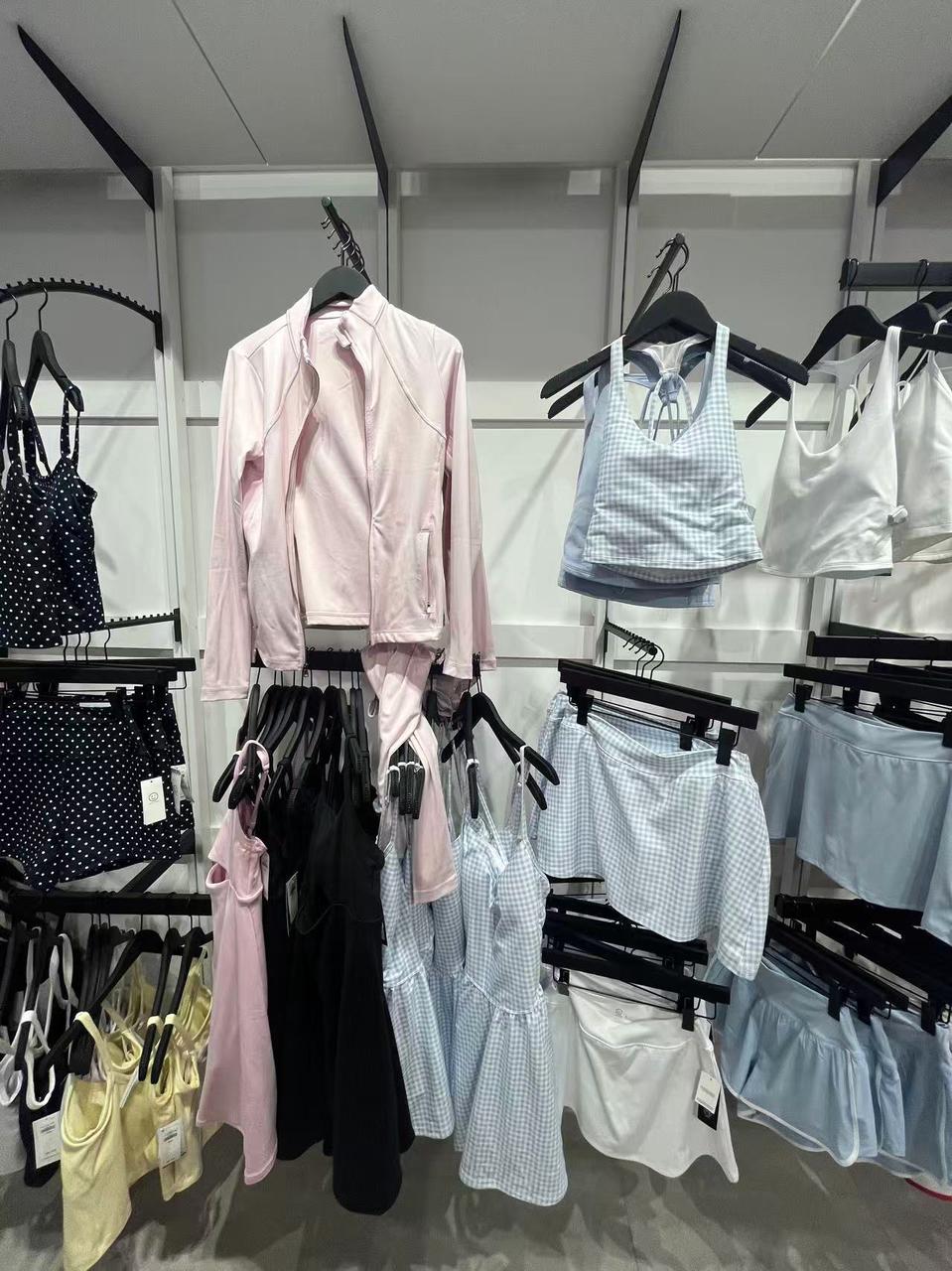 “神似”lululemon Define的外套,受访者供图,摄于hollister门店