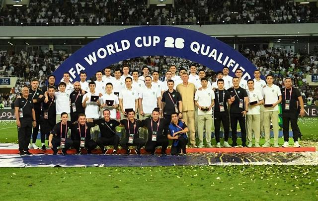 △乌兹别克斯坦总统向乌兹别克斯坦国家足球队赠送比亚迪汽车