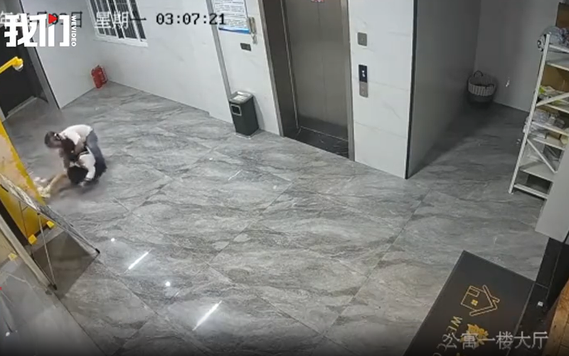 ▲6月9日，一男子在电梯厅猥亵女子。图/新京报我们视频截图