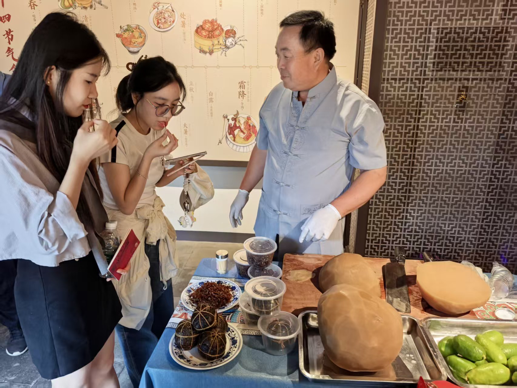 观众品尝六必居酱菜制作技艺非遗传承人王因平制作的酱菜。新京报记者 浦峰 摄