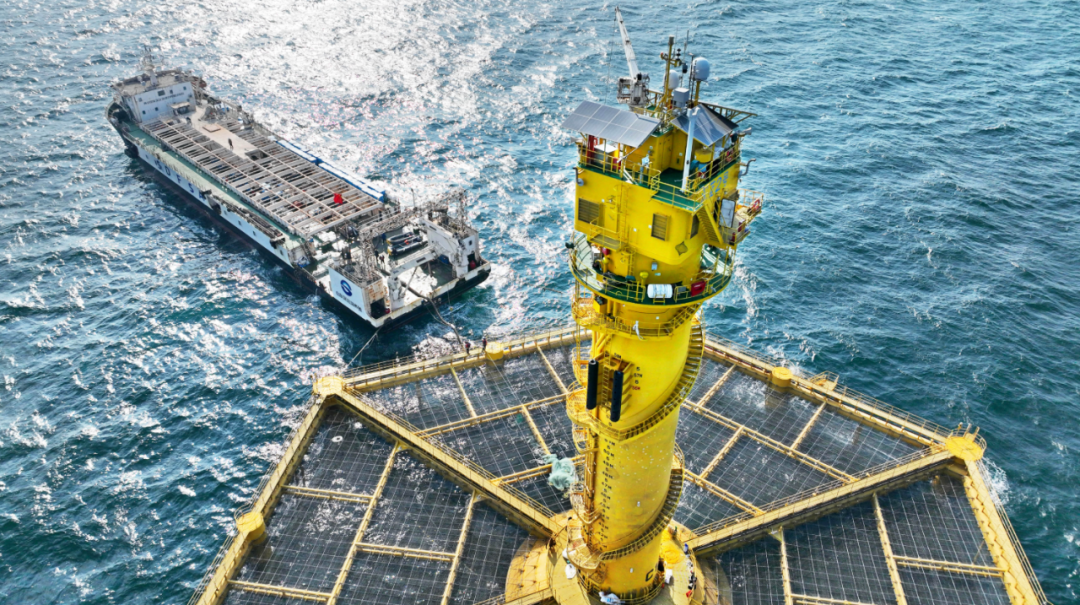 2025年1月，“深蓝2号”与养殖工船在进行联合收鱼作业。新华社记者 李紫恒 摄