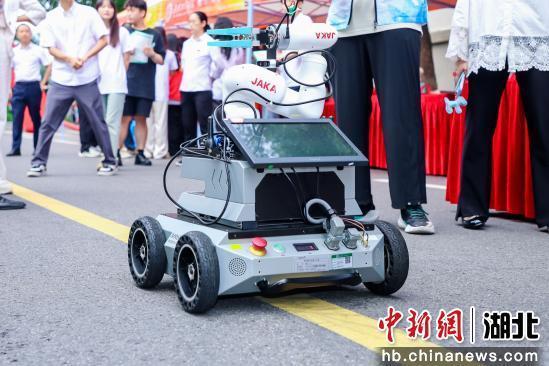 图为高校咨询会现场的机器人。 佳航 摄