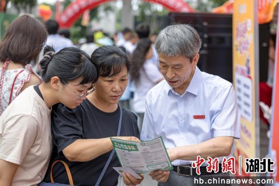 图为校长孔建益为考生及考生家长耐心解答问题。 苏古润 摄