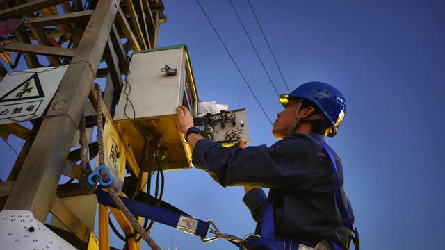 南方电网广东惠州惠阳供电局运维人员开展线路自动化开关检测，做好台风前防范工作。黄凯/摄