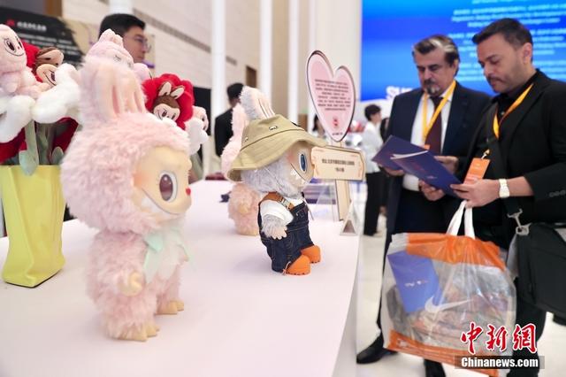 资料图：2025北京入境旅游发展大会上，参会嘉宾在泡泡玛特城市乐园展台参观。中新社记者 易海菲 摄