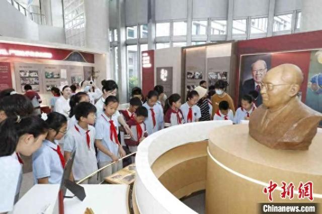 学生们参观基地。(曹希摄)